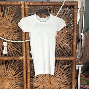 Lululemon white swiftly tech 2.0, size 0, partial label